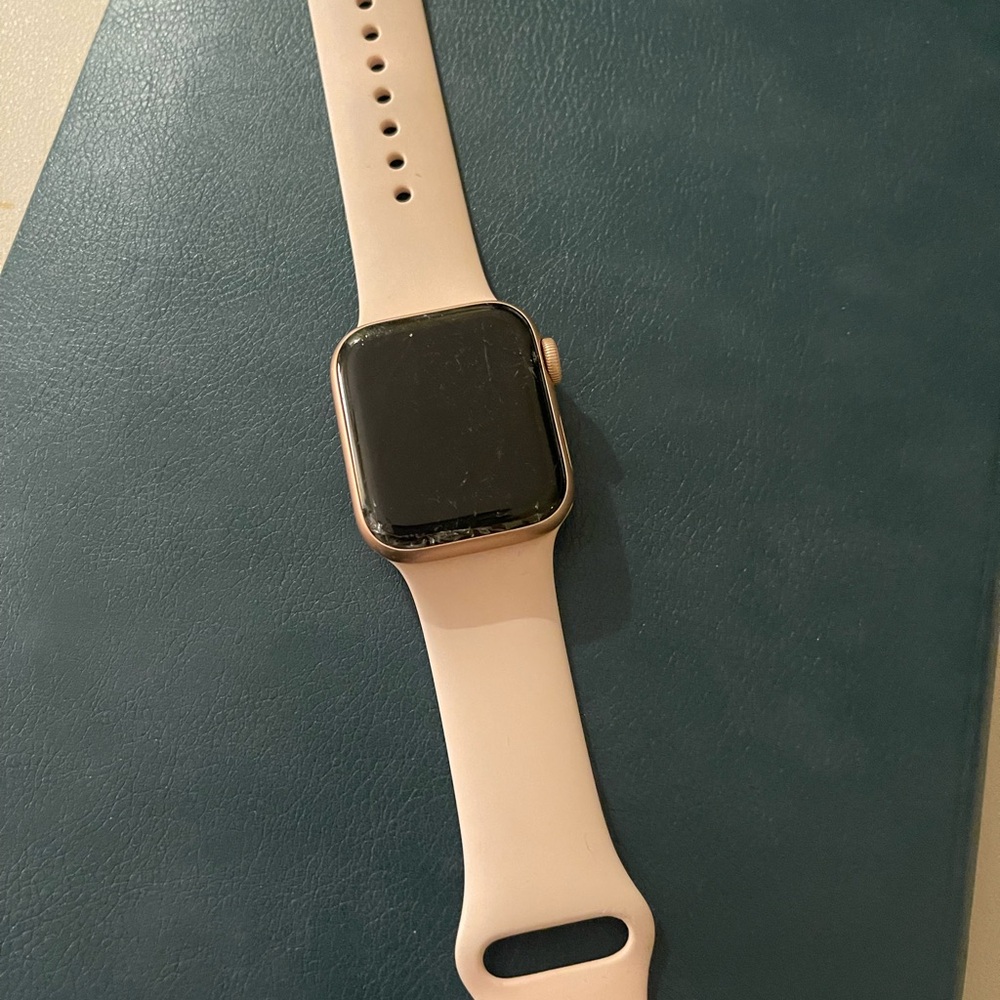 Apple Watch Series 5 (Rose Gold) with Cracked Screen
